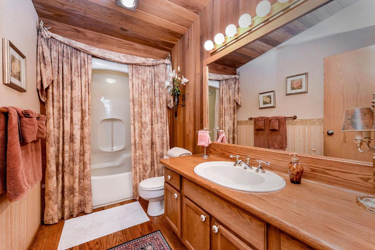 Oceanside Lodge Saanich Inlet North Saanich Экстерьер фото