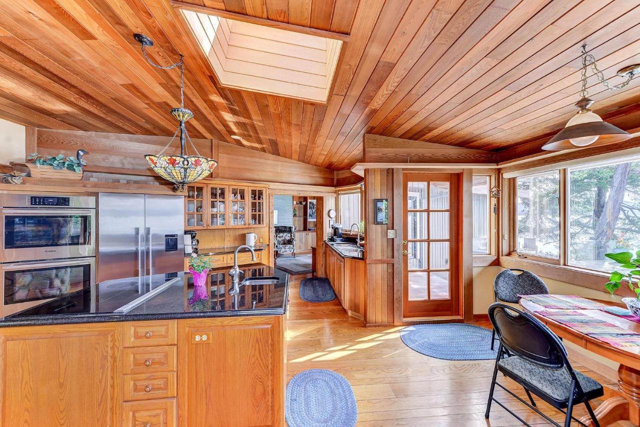 Oceanside Lodge Saanich Inlet North Saanich Экстерьер фото